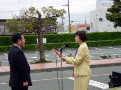 磐田市長様へ会長より贈呈